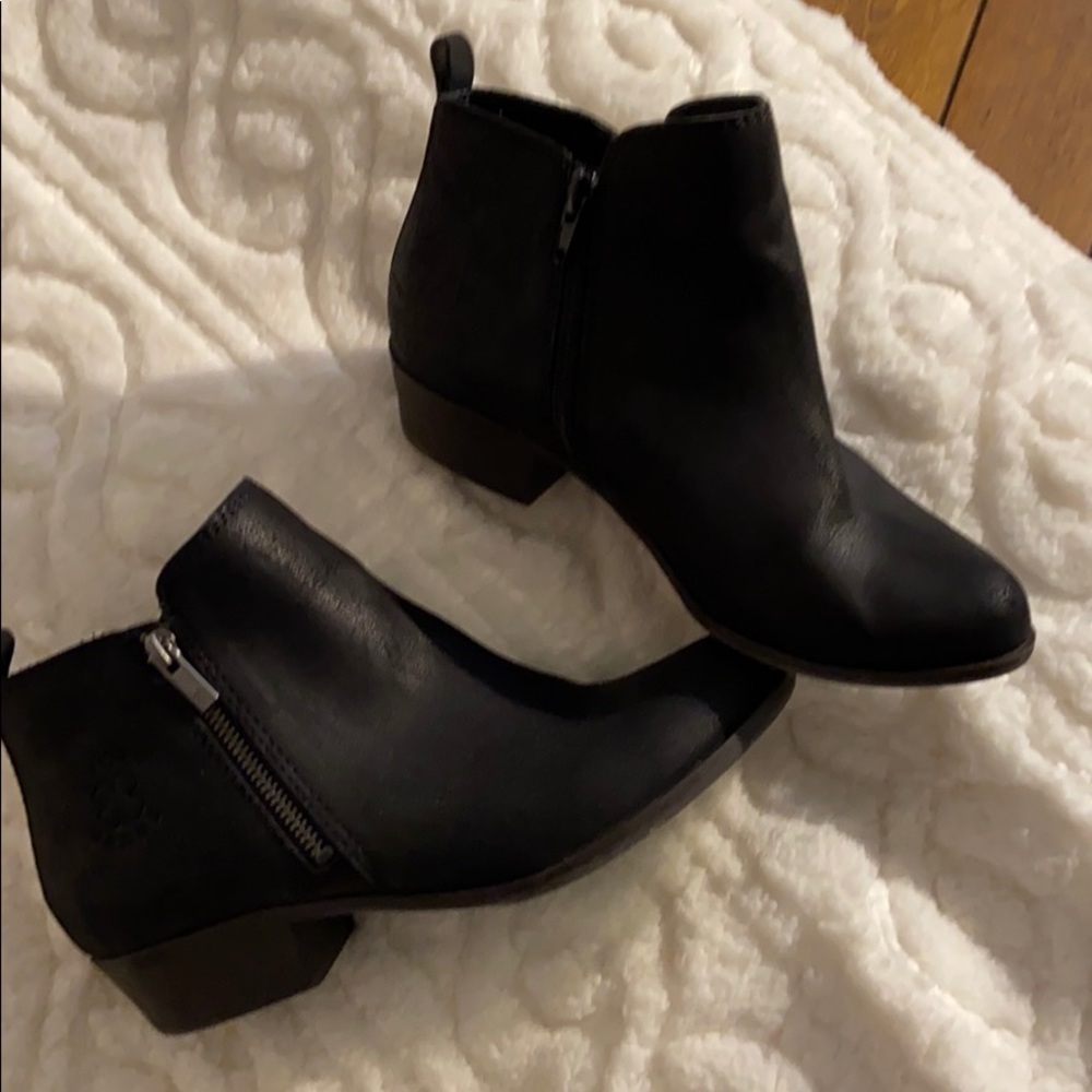 Like new Lucky Brand bootie - Size 4